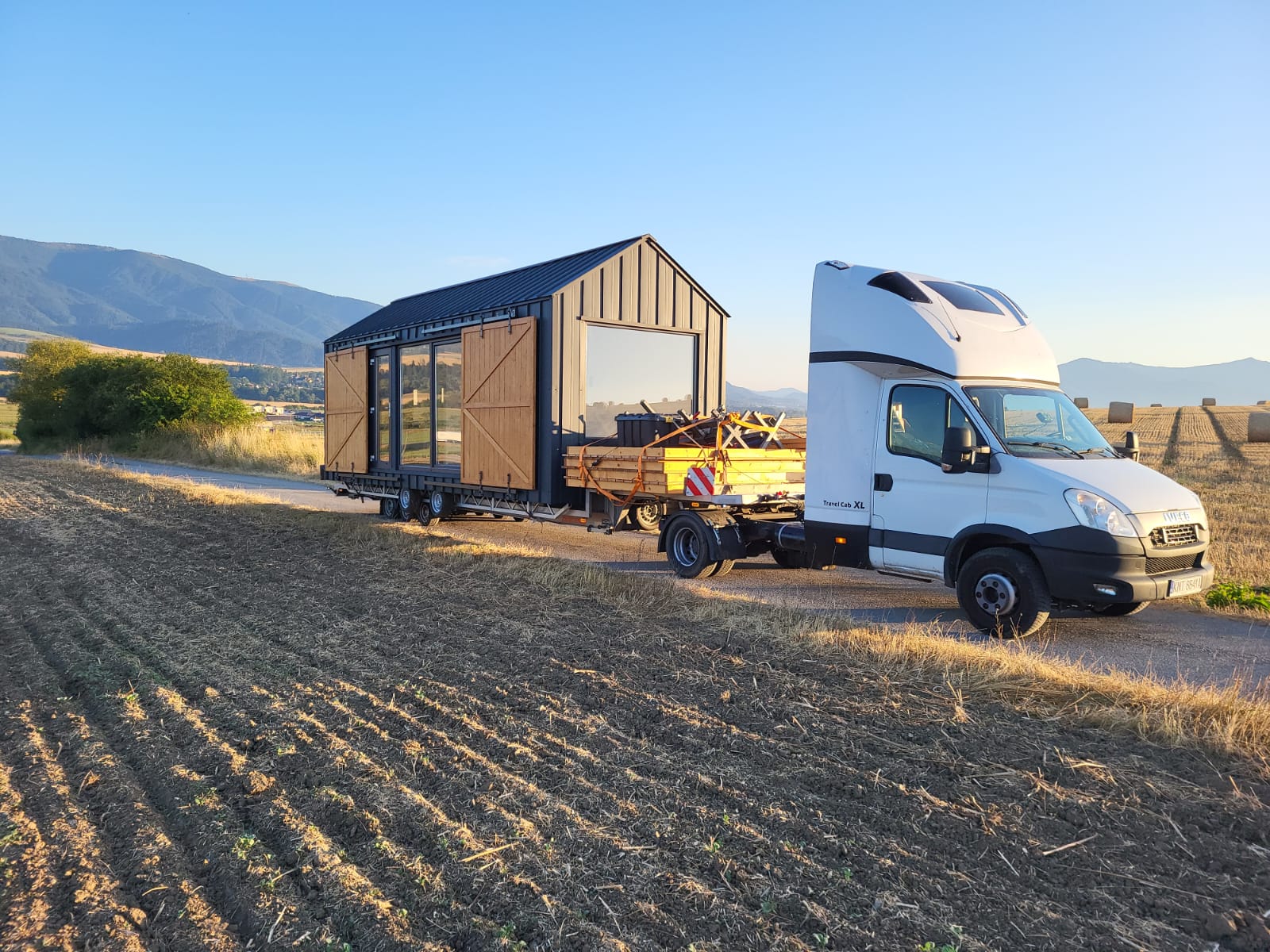 Solceller och off-grid tiny hus – komplett guide för Sverige